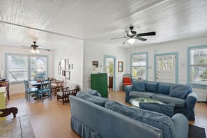 TV - Steps from Beach, 2 Connected Homes on 1 lot, Deck & Screen Porch - 404 W Ashley (Folly Beach)