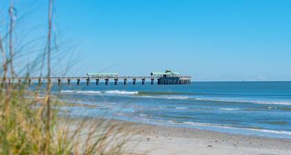 Steps from Beach, 2 Connected Homes on 1 lot, Deck & Screen Porch - 404 W Ashley