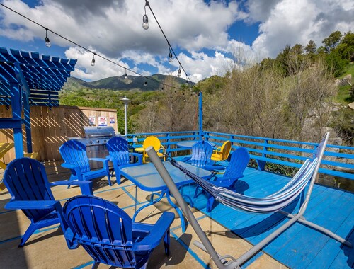 Retro River House! Waterfront, Firepit🔥, BBQ, Gameroom, 1 min to Sequoia Park. 