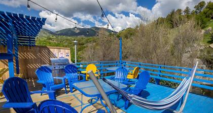 Retro River House! Waterfront, Firepit🔥, BBQ, Gameroom, 1 min to Sequoia Park.