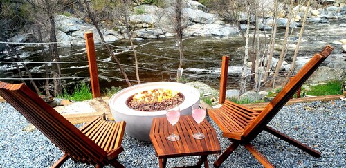 Retro River House! Waterfront, Firepit🔥, BBQ, Gameroom, 1 min to Sequoia Park. 