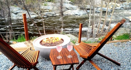 Retro River House! Waterfront, Firepitđ„, BBQ, Gameroom, 1 min to Sequoia Park.
