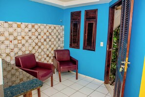 Leilighet – basic, 1 dobbeltseng, aircondition, 1. etasje | Oppholdsområde | En 32-tommers LED-TV med digitale kanaler