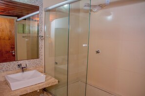 Superior Apartment, 2 Bedrooms, Air conditioning, City View | Bathroom | Shower, towels, soap, toilet paper - Pousada Flat Castor (Natal)