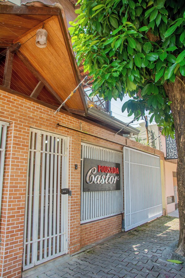 Pintu masuk hartanah