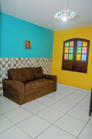 Leilighet – basic, 1 soverom, aircondition, byutsikt | Oppholdsområde | En 32-tommers LED-TV med digitale kanaler