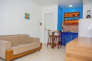 Leilighet – basic, flere senger, aircondition, 1. etasje | Oppholdsområde | En 32-tommers LED-TV med digitale kanaler