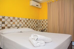 Appartement de base, 1 lit double, climatisation, rez-de-chaussée | Décor unique, ameublement unique, accès au Wi-Fi (inclus)