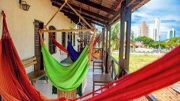 Apartamento básico, 1 quarto, ar-condicionado, vista para a cidade | Terraço/pátio