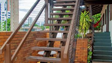 Apartamento superior, 2 quartos, ar-condicionado, vista para a cidade | 1 quarto, individualmente decorados, individualmente mobiliados