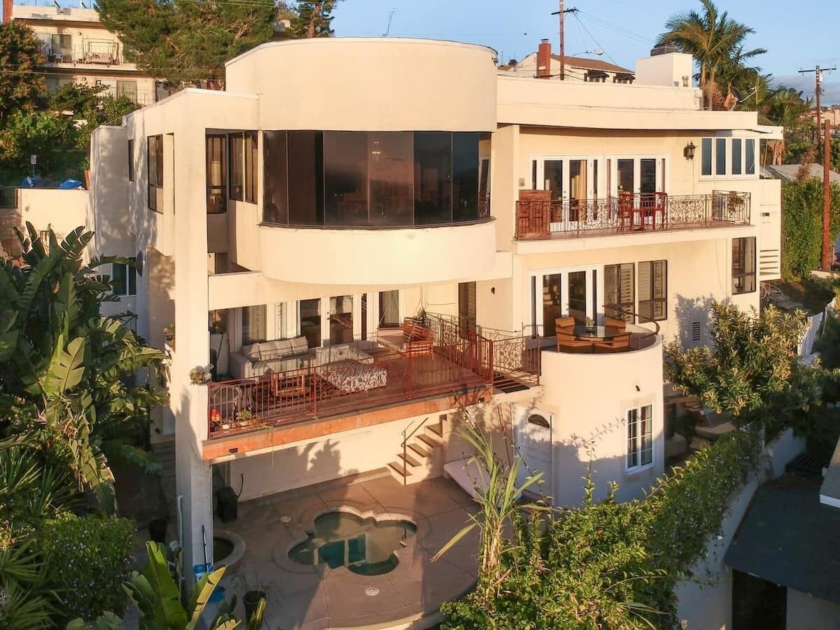 Million dollar Los Angeles View From Hilltop Villa