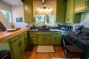 Fridge, microwave, oven, stovetop - Lake Arrowhead Getaway Cabin (Lake Arrowhead)