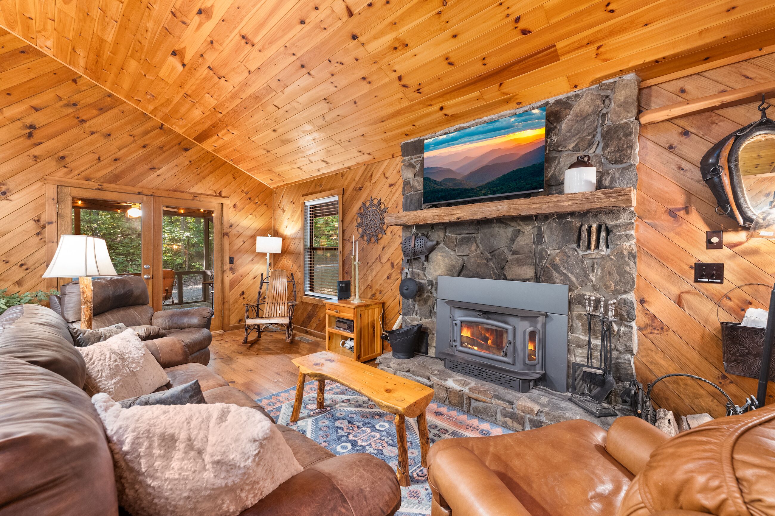 Peek A Boo Cabin in Blairsville Georgia - Pet Friendly!  