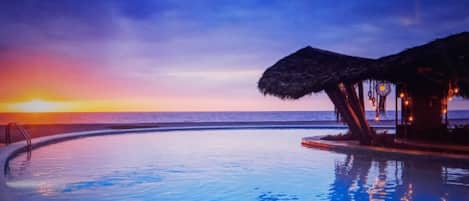 Una piscina al aire libre, una piscina climatizada