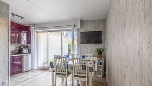 Una cucina moderna con forno a microonde, tostapane e pensili.