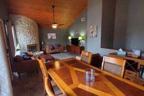 Smart TV, fireplace, ping pong - Commander`s Cabin - Family Friendly Adventure (Sulphur)