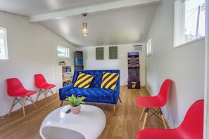 TV connectée, jeux vidéo, baby-foot, livres