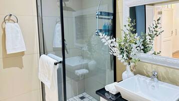 Apartment, 3 Bedrooms, Private Pool, Garden View | Bathroom shower