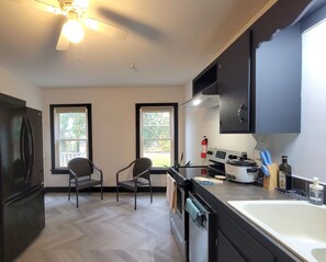 Kühlschrank, Mikrowelle, Ofen, Herdplatte