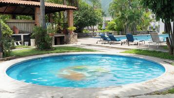 2 piscines extérieures