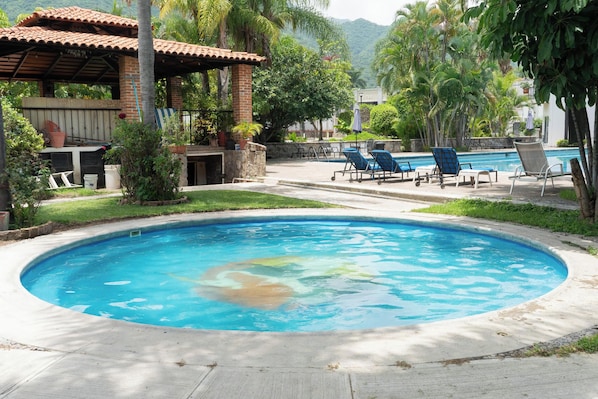 2 outdoor pools