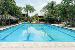 2 piscines extérieures