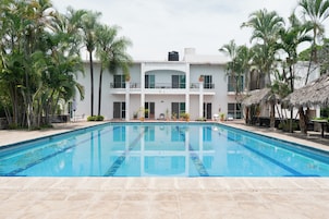 2 outdoor pools