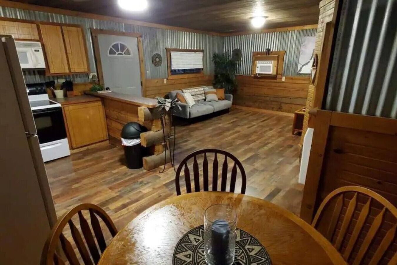 Un espacio habitable compacto con cocina, comedor y zona de estar.