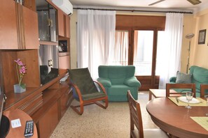 Interior - Charming town house in Roses, Costa Brava, 100 meters from the beach. 4 bedrooms, modern kitchen, balcony, free Wi-Fi. (Roses)