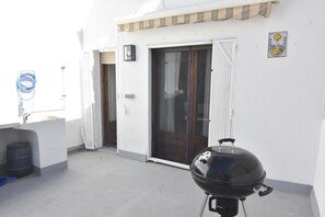 Terrace/patio - Charming town house in Roses, Costa Brava, 100 meters from the beach. 4 bedrooms, modern kitchen, balcony, free Wi-Fi. (Roses)