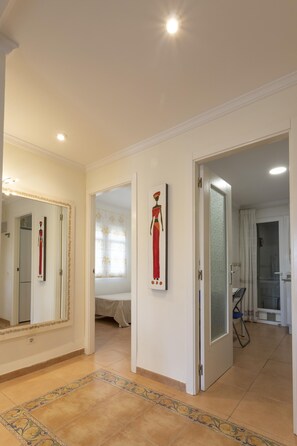 2 多间卧室、熨斗/熨衣板、上网接入