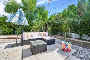 Terrace/patio - Desert Villa Oasis: Modern Luxury with Salted Pool & Spa. Pet Friendly! (Desert Hot Springs)