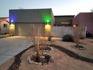 Property grounds - Desert Villa Oasis: Modern Luxury with Salted Pool & Spa. Pet Friendly! (Desert Hot Springs)