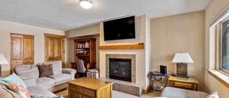 Smart TV, fireplace
