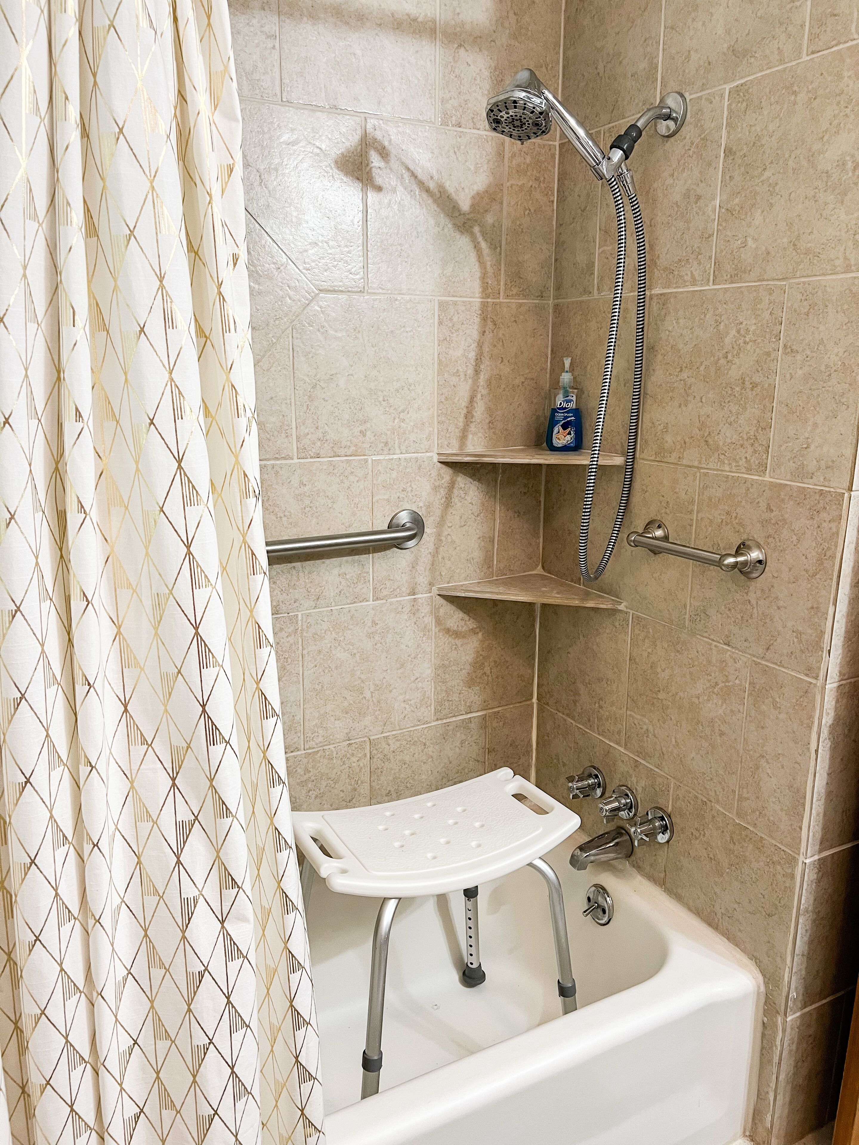 Un baño con ducha, inodoro y lavamanos.