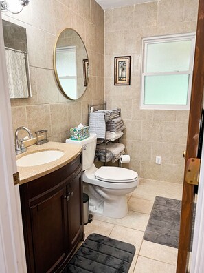 Handtücher, Seife, Shampoo, Toilettenpapier