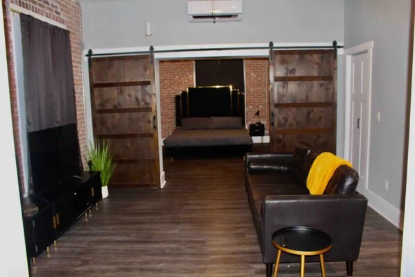 Living area - Downtown stay with Gym Access! (Springfield)