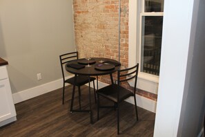 Dining - Downtown stay with Gym Access! (Springfield)