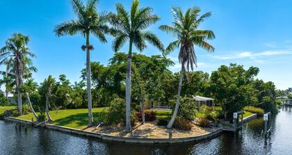 Waterfront! Oversize Corner Yard, Dock w/lift, Pool - Villa Tropical Calusa - Roelens
