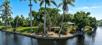 Waterfront! Oversize Corner Yard, Dock w/lift, Pool - Villa Tropical Calusa - Roelens