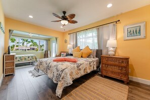 4 bedrooms, iron/ironing board, WiFi, bed sheets - Waterfront! Oversize Corner Yard, Dock w/lift, Pool - Villa Tropical Calusa - Roelens (Cape Coral)