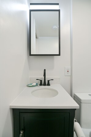 Hair dryer, towels, soap, toilet paper - Beautiful West Seattle Tiny Home! New Construction (Seattle)