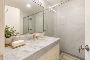Dusche, Haartrockner, Handtücher, Seife