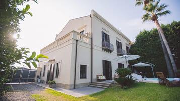 Enjoy a relaxing stay in this modern building with a balcony and outdoor seating area.