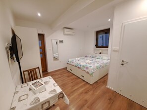 Desk, WiFi, bed sheets - Studio Leo Apartment (Novigrad)