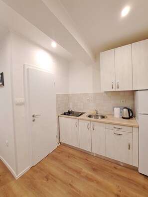 Kjøleskap, mikrobølgeovn, kokeplater og brødrister