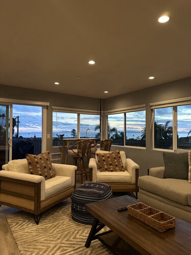 Downtown Ventura, ocean view,1 car garage, pet friendly 