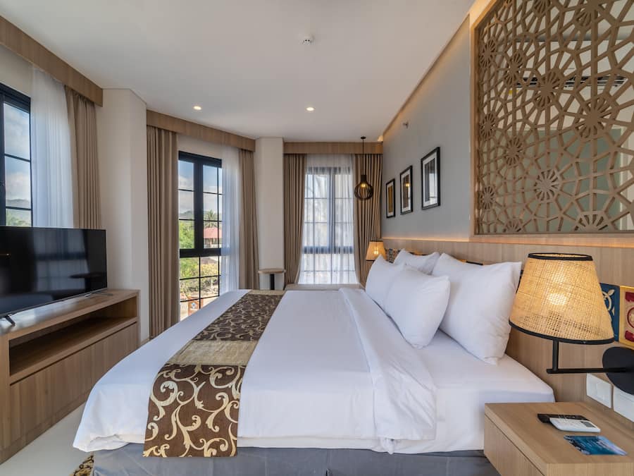 Ropa de cama de alta calidad y caja de seguridad en la habitación