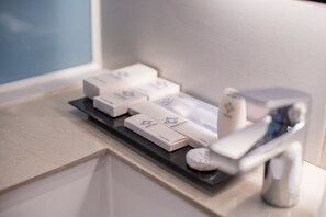 Suite room | Bathroom | Free toiletries, hair dryer, slippers - MONTANA OCEANSIDE MANDALIKA (Kuta)