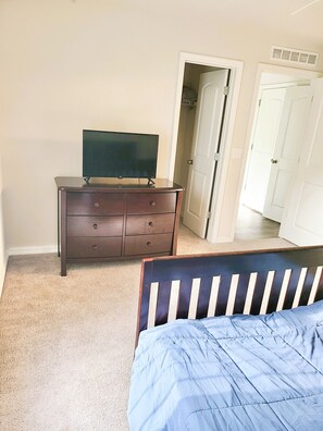 4 室のベッドルーム、デスク、アイロン / アイロン台、WiFi (無料)